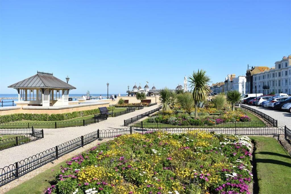 Grand 2 Bed Georgian Apartment At Florence House With King Bed, In The Heart Of Herne Bay & 300M From Beach Exteriör bild